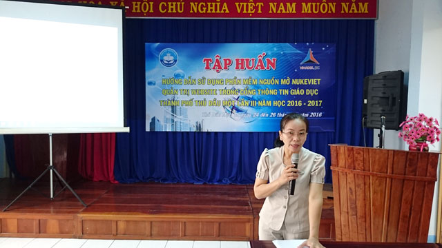 Cô Phạm Hoa Hòa - Phó trưởng phòng Giáo dục, phát biểu khai mạc lớp tập huấn