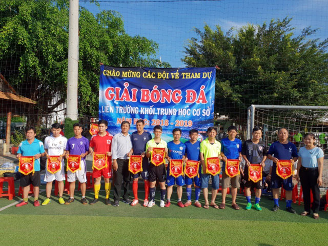 Các đội nhận cờ lưu niệm của BTC giải - trường THCS Nguyễn Văn Cừ