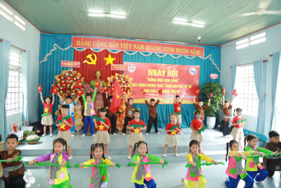 Các bé trường mầm non Hoa Mai tham gia biểu diễn văn nghệ chào mừng ngày hội "Thống nhất non sông"