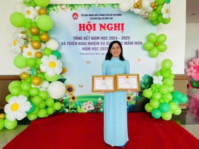 Tuyên dương cá nhân cô Nguyễn Mỹ Duyên - Hội nghị tổng kết năm học 2024 - 2025 và triển khai nhiệm vụ giáo dục mầm non năm học 2025 -2026