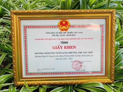 Tuổi Xanh vinh dự nhận giấy khen đã thực hiện tốt công tác xây dựng Trường Mầm non đạt chuẩn quốc gia Năm học 2024-2025