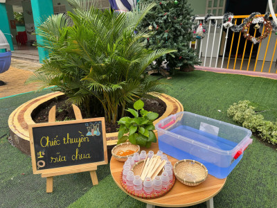 Hoạt động "Làm chiếc thuyền sữa chua"