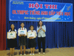 Khen thưởng các thí sinh đoạt giải.