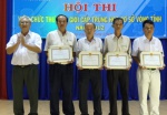 Giám đốc Sở GD-ĐT Dương Thế Phương trao giải toàn đoàn cho các đội
