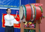 Ủy viên Trung ương Đảng, Bí thư Tỉnh ủy Mai Thế Trung đánh hồi trống khai trường.