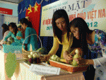 Giáo viên và phụ huynh cùng cho điểm tác phẩm xuất sắc nhất.