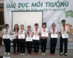Các thành viên tham gia dự án nhận giấy chứng nhận