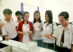 Các thành viên CLB hóa học tập trung trong phòng thí nghiệm của trường để thảo luận, làm thí nghiệm