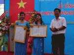 Ban Giám hiệu trường nhận bằng khen của Thủ tướng Chính phủ.