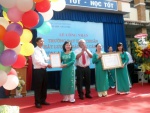 Giám đốc Sở GD-ĐT Dương Thế Phương (giữa) trao quyết định công nhận kiểm định chất lượng giáo dục