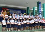 Đại diện Hội phụ huynh học sinh trao thưởng cho các học sinh giỏi toàn diện trường TH Chánh Mỹ tại lễ tổng kết nă