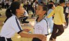 HS thi trò chơi “ngậm muỗng chuyền chanh”.  Ảnh: N.THANH