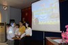 Ông Nguyễn Văn Chệt - Trưởng phòng GD&ĐT đang trao quyết định bổ nhiệm