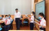 Các em học sinh giới thiệu về sản phẩm sáng tạo của nhóm