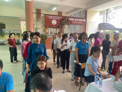 KHÁM SỨC KHỎE ĐỊNH KỲ CHO CÁN BỘ, GIÁO VIÊN, NHÂN VIÊN TRƯỜNG TIỂU HỌC HÒA PHÚ