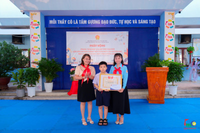 Liên Đội TH Lê Hồng Phong vinh dự nhận bằng khen của Hội Đồng Đội Trung ương trong phong trào "Đọc và làm theo Báo Đội"