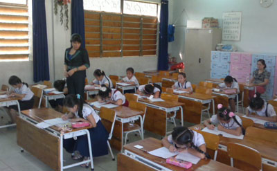 Các em học sinh đang nắn nót từng nét chữ