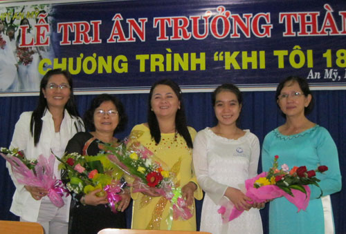 Chụp hình lưu niệm cùng thầy cô trong Lễ tri ân trưởng thành
