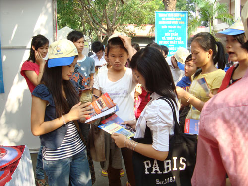 HS trường Trung cấp Kinh tế - Công nghệ Đông Nam tìm cơ hội việc làm sau tốt nghiệp tại ngày hội việc làm do trường