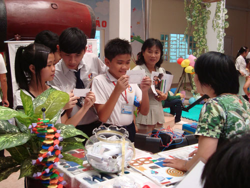Học sinh tham gia chương trình đố vui