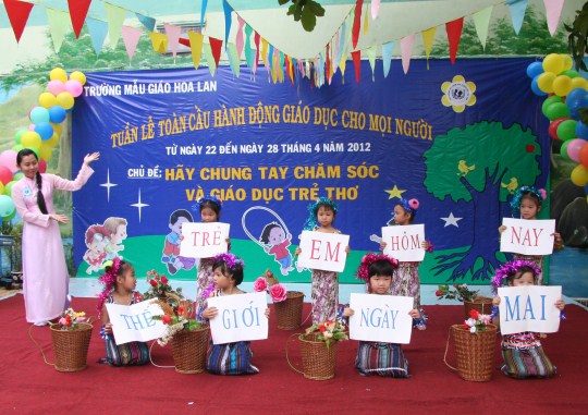 Các bé biểu diễn tiết mục múa  trong ngày lễ