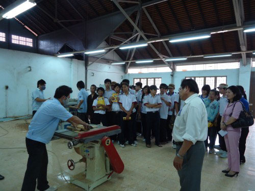 Học sinh trường THCS Phú Cường - TDM tham quan  trường Mỹ Thuật Tỉnh Bình Dương