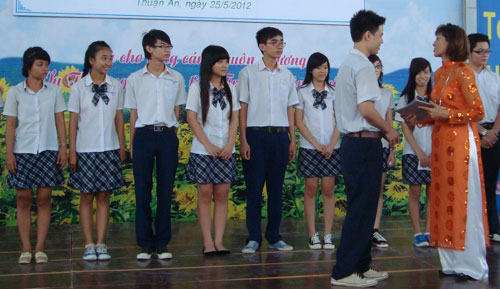 Phút chia tay với thầy cô của học sinh lớp 12 trường Trung - Tiểu học Đức Trí