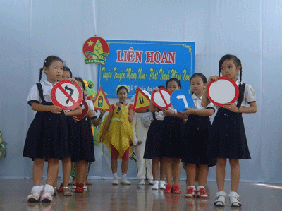 Các thí sinh trong phần thi Tuyên truyền măng non