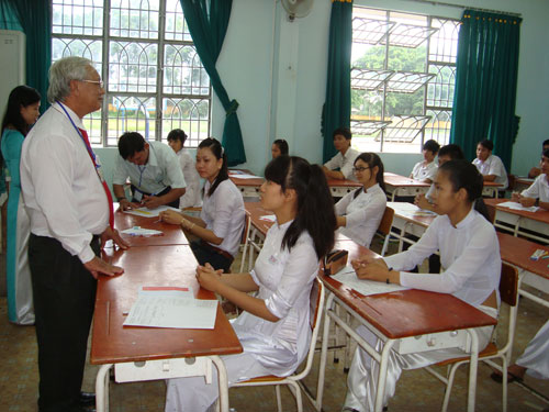 Lãnh đạo Sở GD-ĐT đến các hội đồng coi thi nhắc nhở thí sinh thực hiện đúng quy chế thi