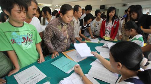 Ban tuyển sinh kiểm tra và nhận hồ sơ nhập học