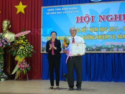 Giám đốc Sở GD-ĐT Dương Thế Phương - đại diện ngành,  nhận bằng khen của Bộ vì đã hoàn thành các lĩnh vực công t
