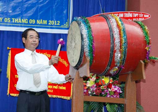 Ủy viên Trung ương Đảng, Bí thư Tỉnh ủy Mai Thế Trung đánh hồi trống khai trường.