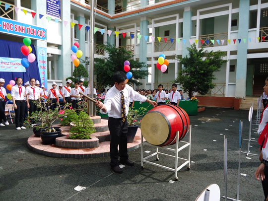 Thầy Võ Văn Thơ đánh hồi trống khai trường.
