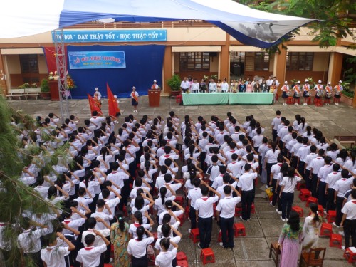 Nghi lễ chào cờ trong buổi lễ hội khai trường năm học mới
