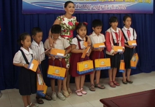 Hội khuyến học TP.TDM: Trao học bổng cho học sinh nghèo năm học 2012-2013