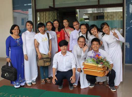 Thầy trò vui mừng vì năm học qua nhiều HS nhận được giải thưởng