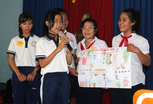 HS trường THCS Chánh Nghĩa vẽ tranh và trình bày về ý tưởng bảo vệ môi trường