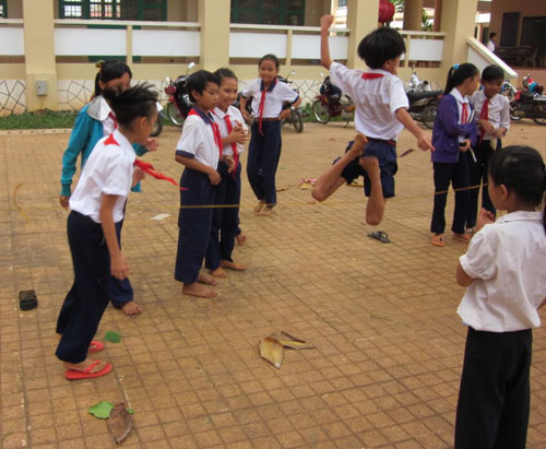 Vừa học vừa chơi cũng giúp các em rèn luyện được những kỹ năng sống có ích