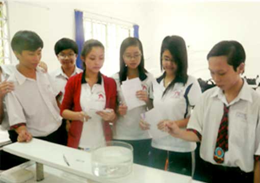 Các thành viên CLB hóa học tập trung trong phòng thí nghiệm của trường để thảo luận, làm thí nghiệm