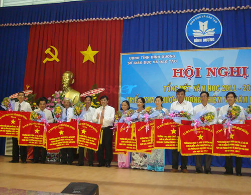 Năm học 2011-2012, nhiều đơn vị được tỉnh tặng cờ thi đua
