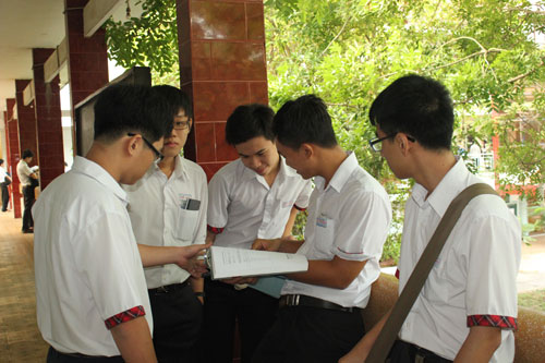 Học sinh xem lại bài trước khi bước vào phòng thi.
