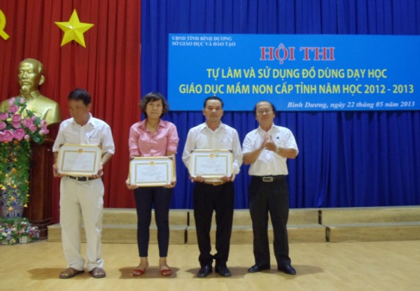 Hội thi giáo viên tự làm và sử dụng đồ dùng dạy học giáo dục Mầm non – năm học 2012-2013