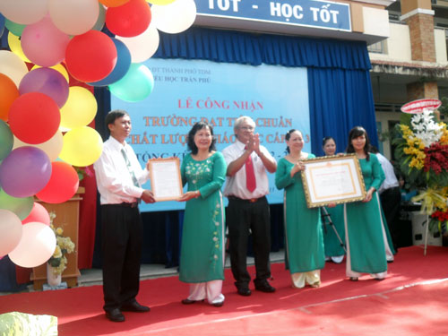 Giám đốc Sở GD-ĐT Dương Thế Phương (giữa) trao quyết định công nhận kiểm định chất lượng giáo dục
