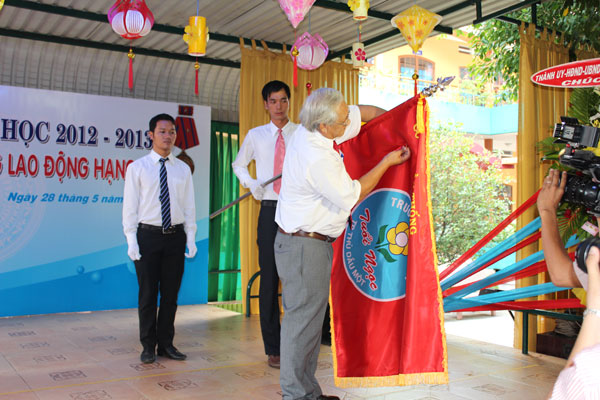 Trường Mầm non Tuổi ngọc (TP.TDM) đón nhận Huân chương Lao động Hạng III
