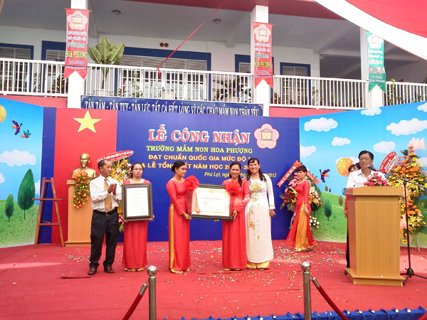 Ông Nguyễn Ngọc Dũng và Bà Nguyễn Hồng Sáng trao bằng công nhận