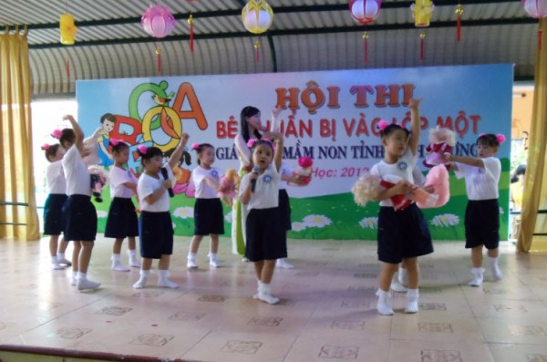 Học sinh TP. Thủ Dầu Một tham gia tiết mục văn nghệ