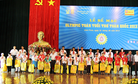 Ban tổ chức trao huy chương Vàng cho các thí sinh