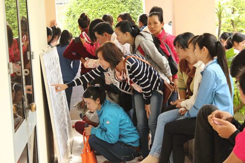 Các giáo sinh xem kết quả xét tuyển giáo viên năm học 2013-2014