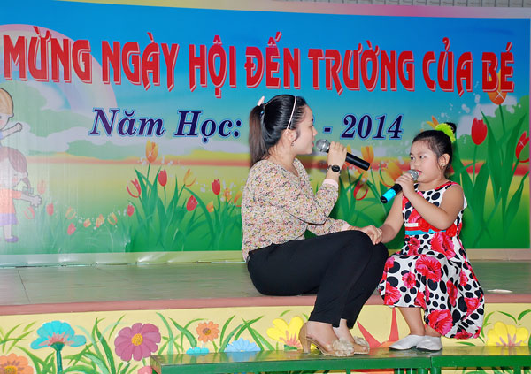 Tiết mục văn nghệ thực hiện bởi cô và bé chào mừng năm học mới 2013-2014