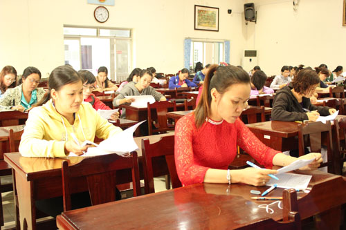 Các giáo viên thi phần lý thuyết